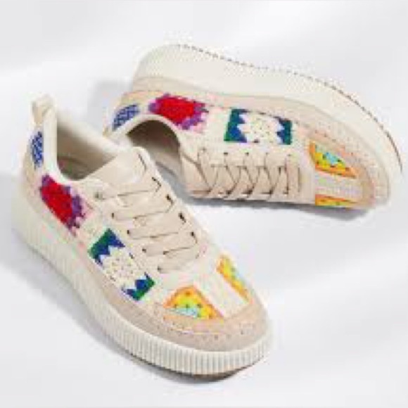 Crochet platform fashion sneakers. - Picture 3 of 14